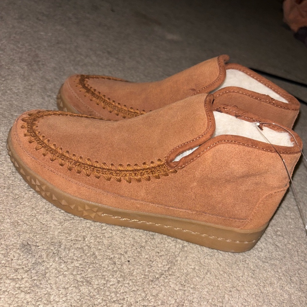Muk Luks Suede Slipper Size 6